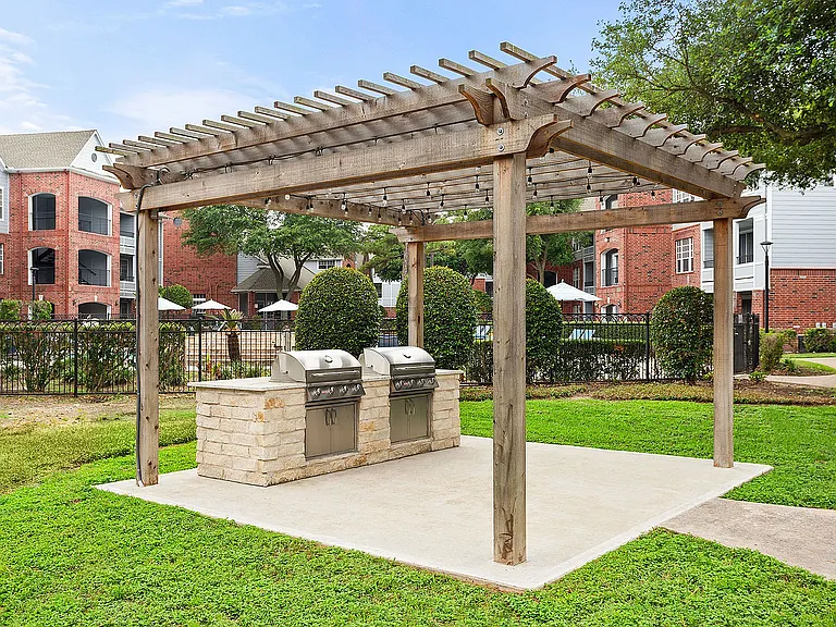 C243030_VerandaAtCenterField_Grills_03