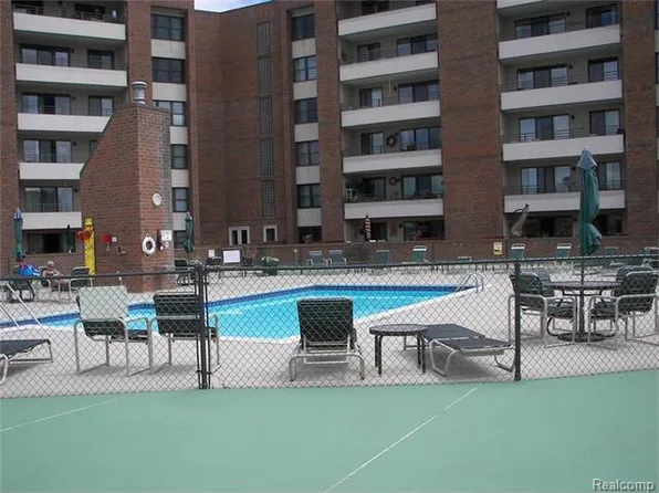 3614 Country Club Dr, Saint Clair Shores, MI 48082