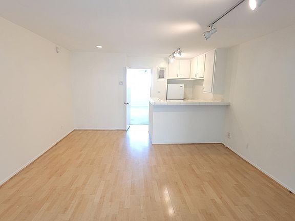 4th image of 358 S Rexford Dr #105