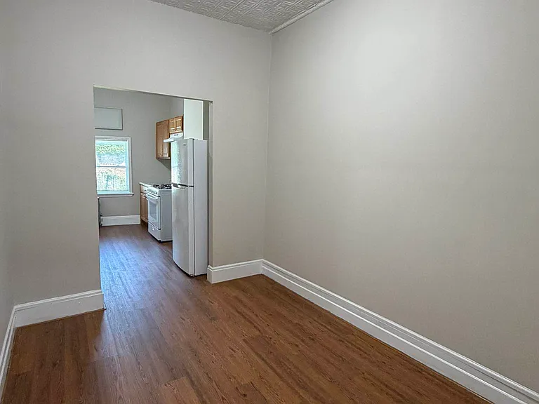 100 Kingsland Ave #1R — Photo 4