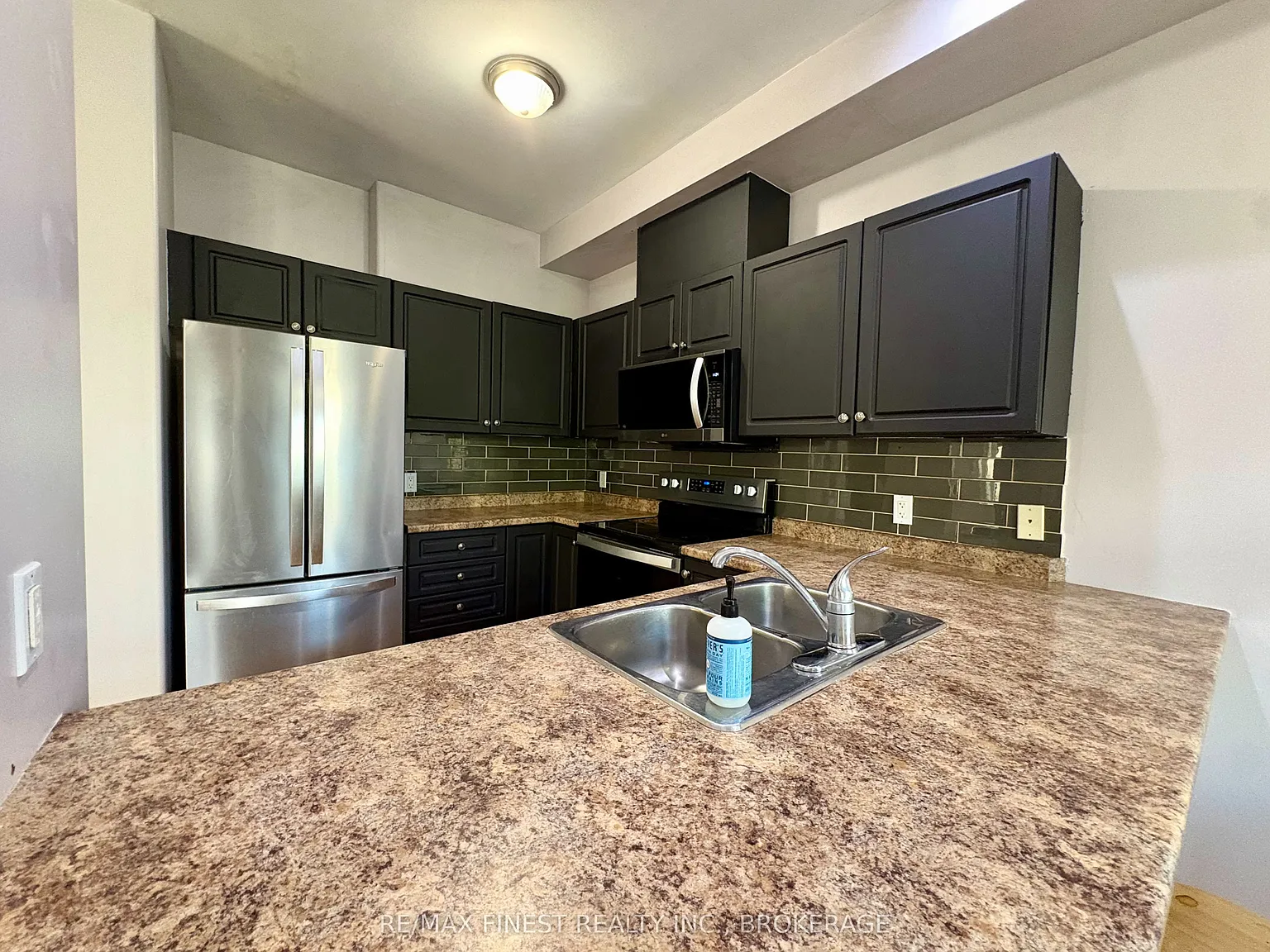 3 bed, $2,675 — Photo 2