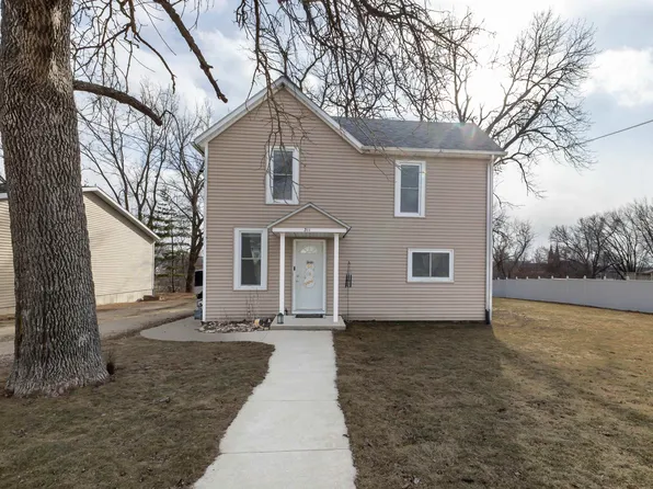 311 6th Ave NE, Dyersville, IA 52040