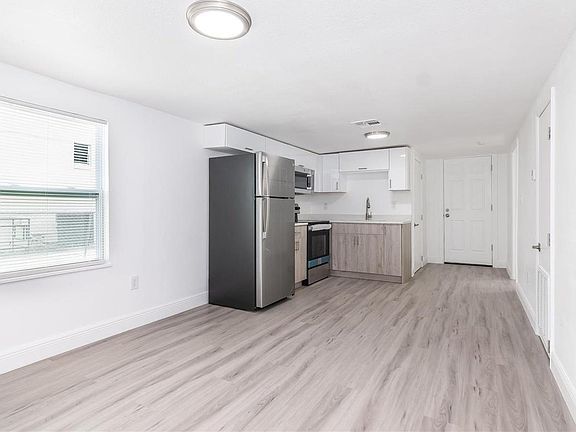 2nd image of 905 W 12th St #1