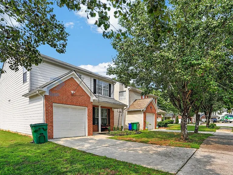 2354 Charleston Pointe SE — Photo 2