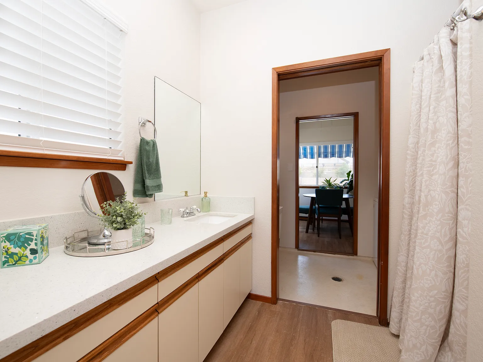 2 bed, 1.5 bath, 1400 sqft, $4,200 — Photo 3