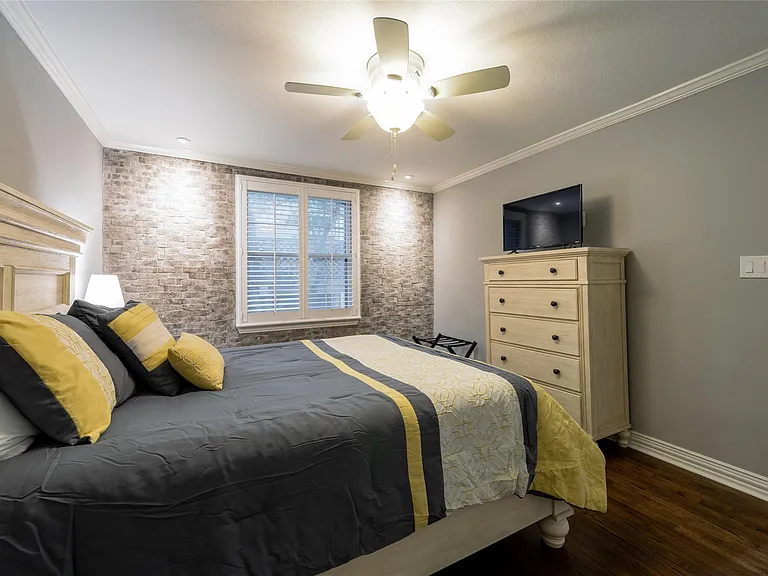 908 E 32nd St #203 — Photo 15