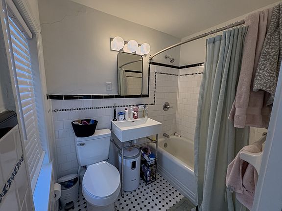 4th image of 1223 N Franklin St APT 3F