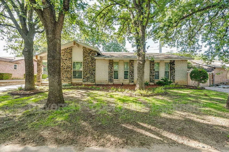 2909 White Oak Ln