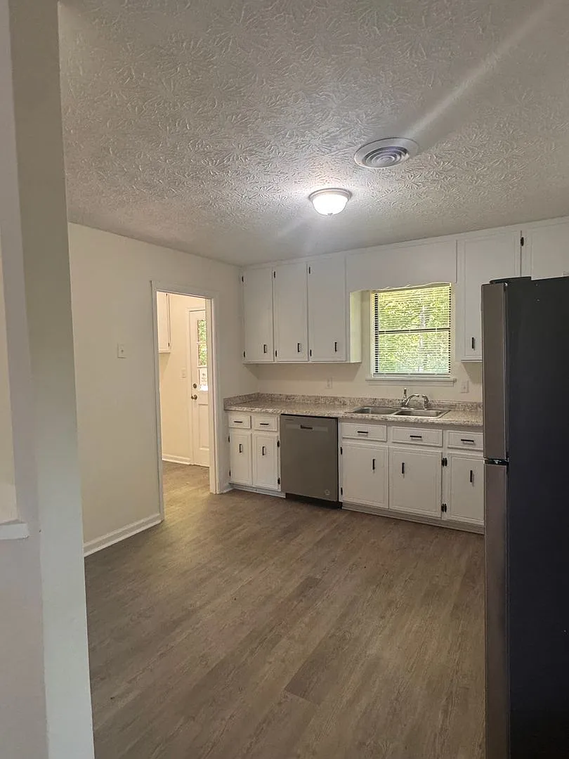 Building Photo - 1120 Sweetwater Circle