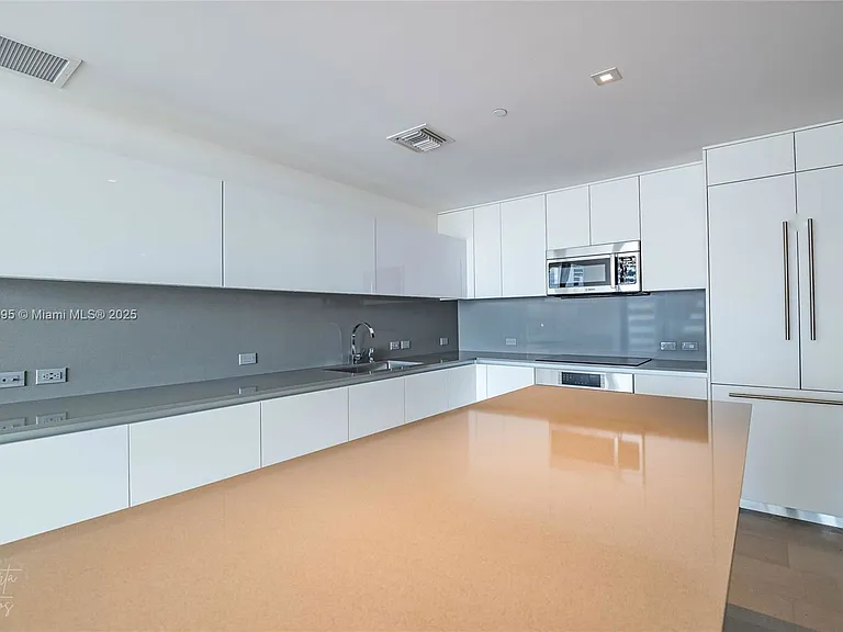 88 SW 7th St #1004 — Photo 4