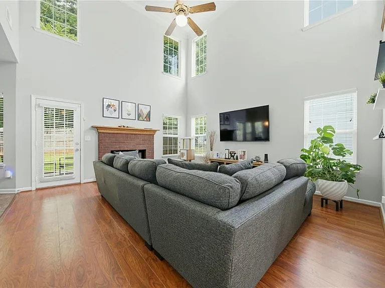 983 Aspen Dr — Photo 5
