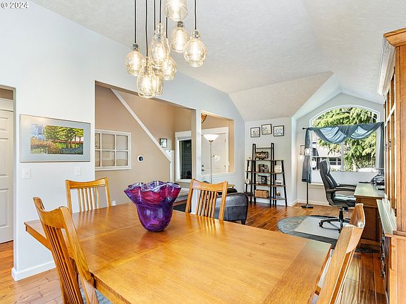 4th image of 928 SE 54th Ave