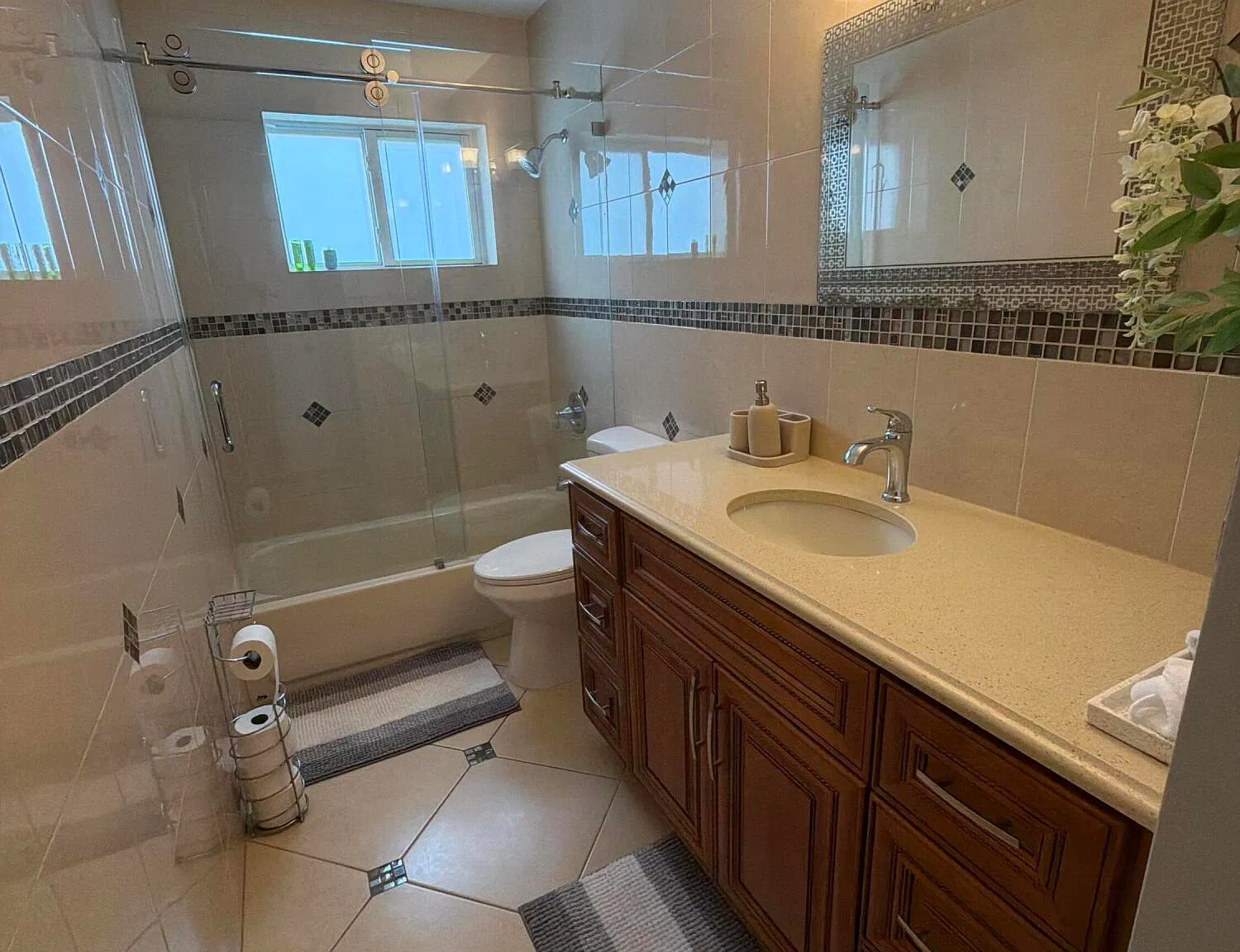 3 bed, 2.0 bath, 1892 sqft, $5,500 — Photo 3