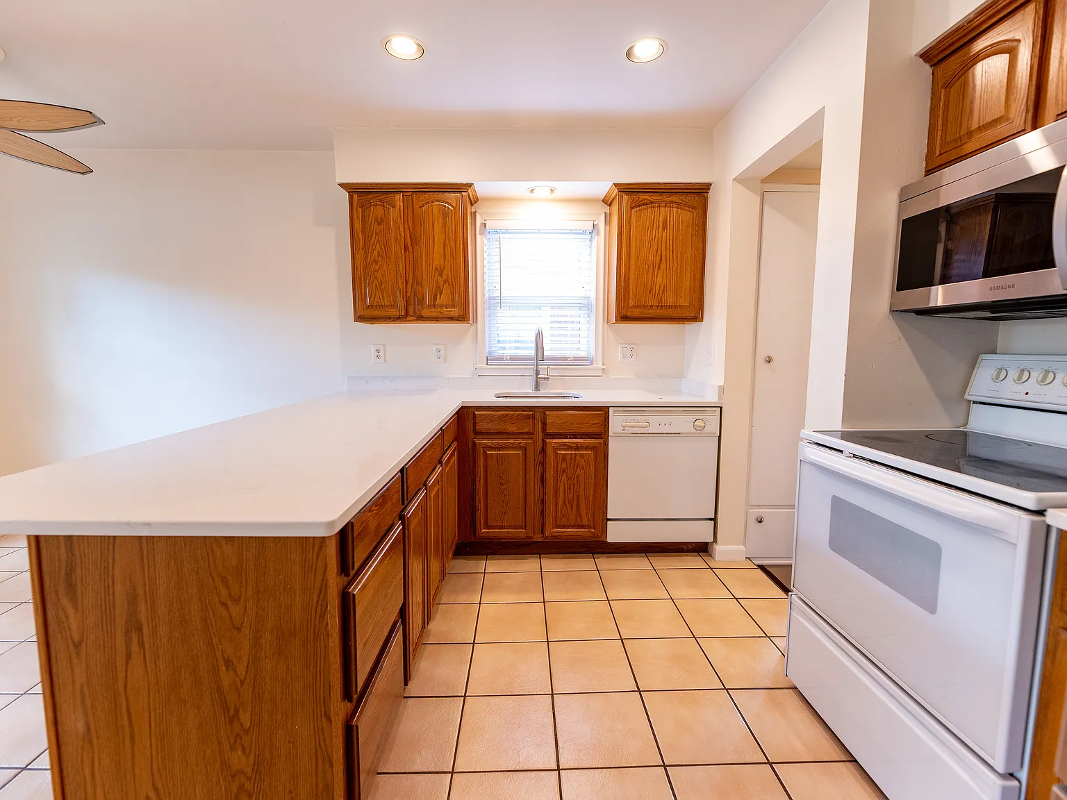 3 bed, 1235 sqft, $2,200 — Photo 3