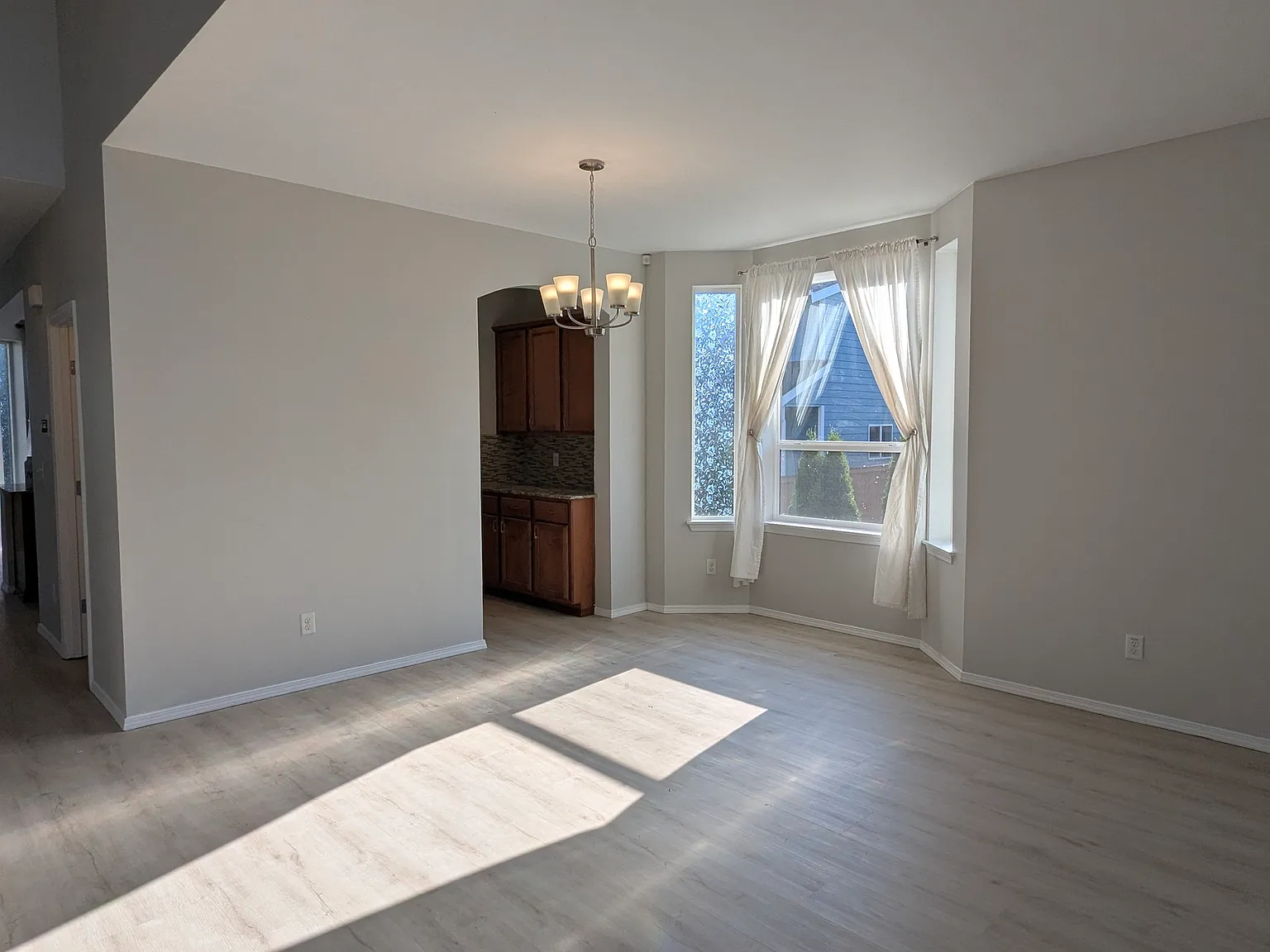 4 bed, 3.5 bath, 2470 sqft, $4,400 — Photo 3