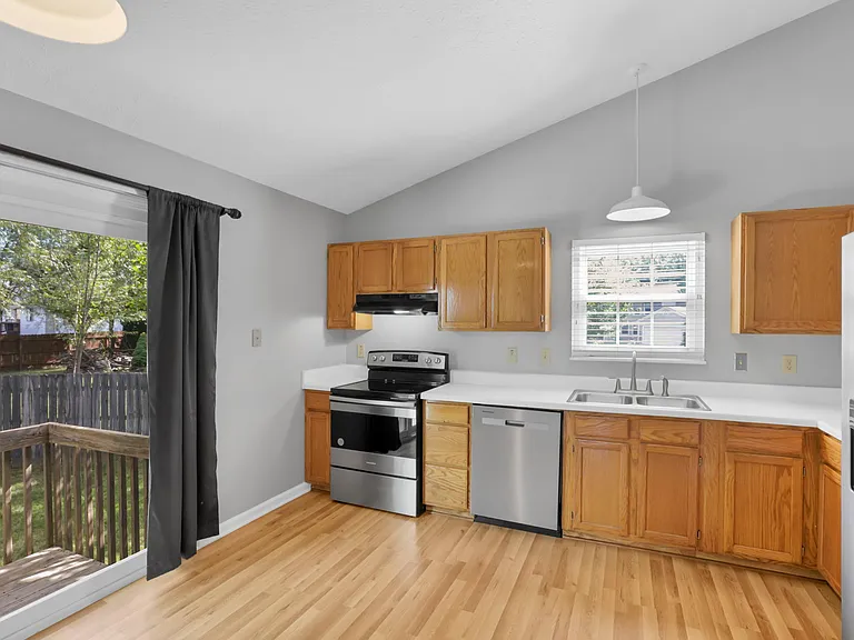 933 Briaro St — Photo 12