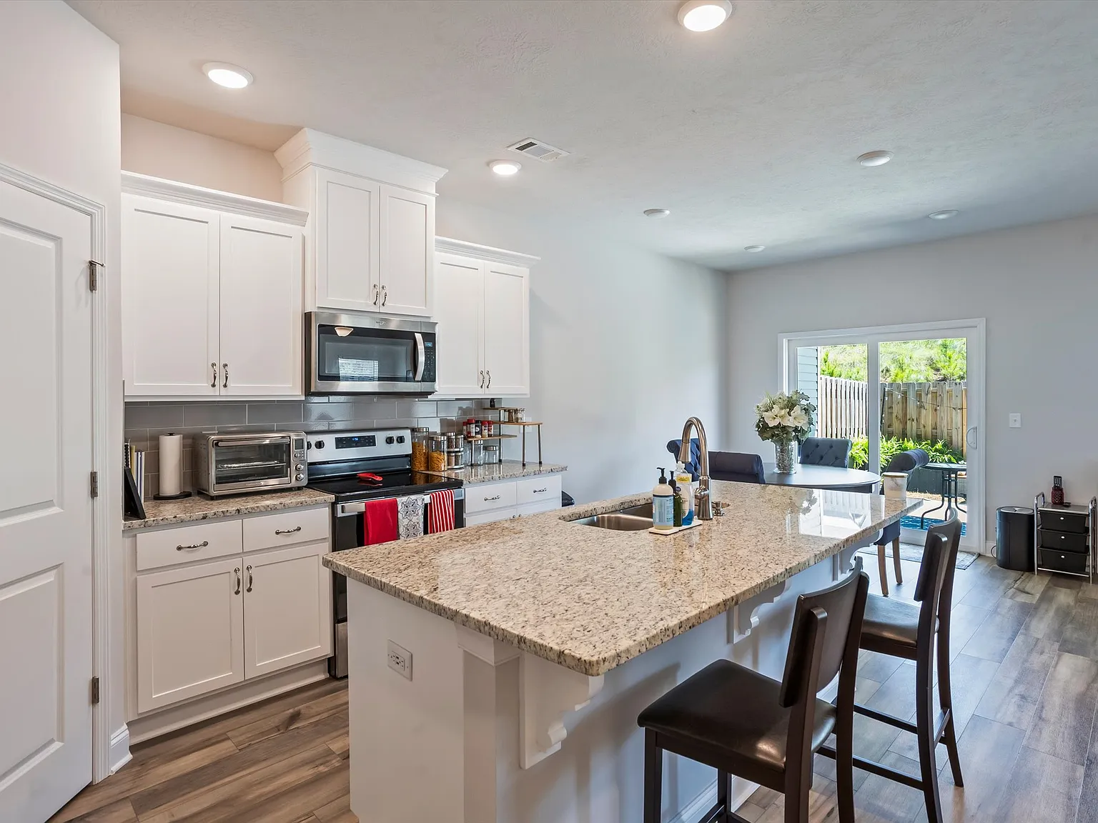 3 bed, 2.5 bath, 1490 sqft, $1,900 — Photo 4