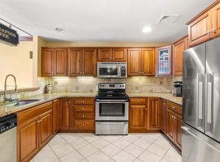 5 Hobart Ln UNIT 5, Rockland, MA 02370