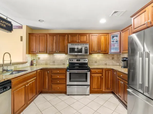 5 Hobart Ln Unit 5, Rockland, MA 02370