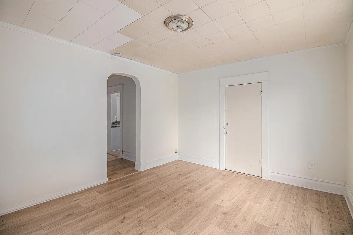 Unit Photo - 811 Larned St