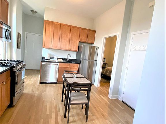 5th image of 1512 W Erie St APT 3F