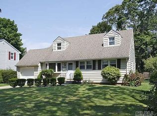 19 Lanier Ln, Bay Shore, NY 11706