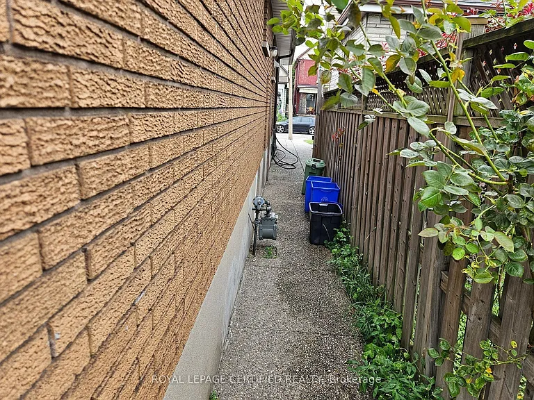 290 Balmoral Ave N — Photo 22