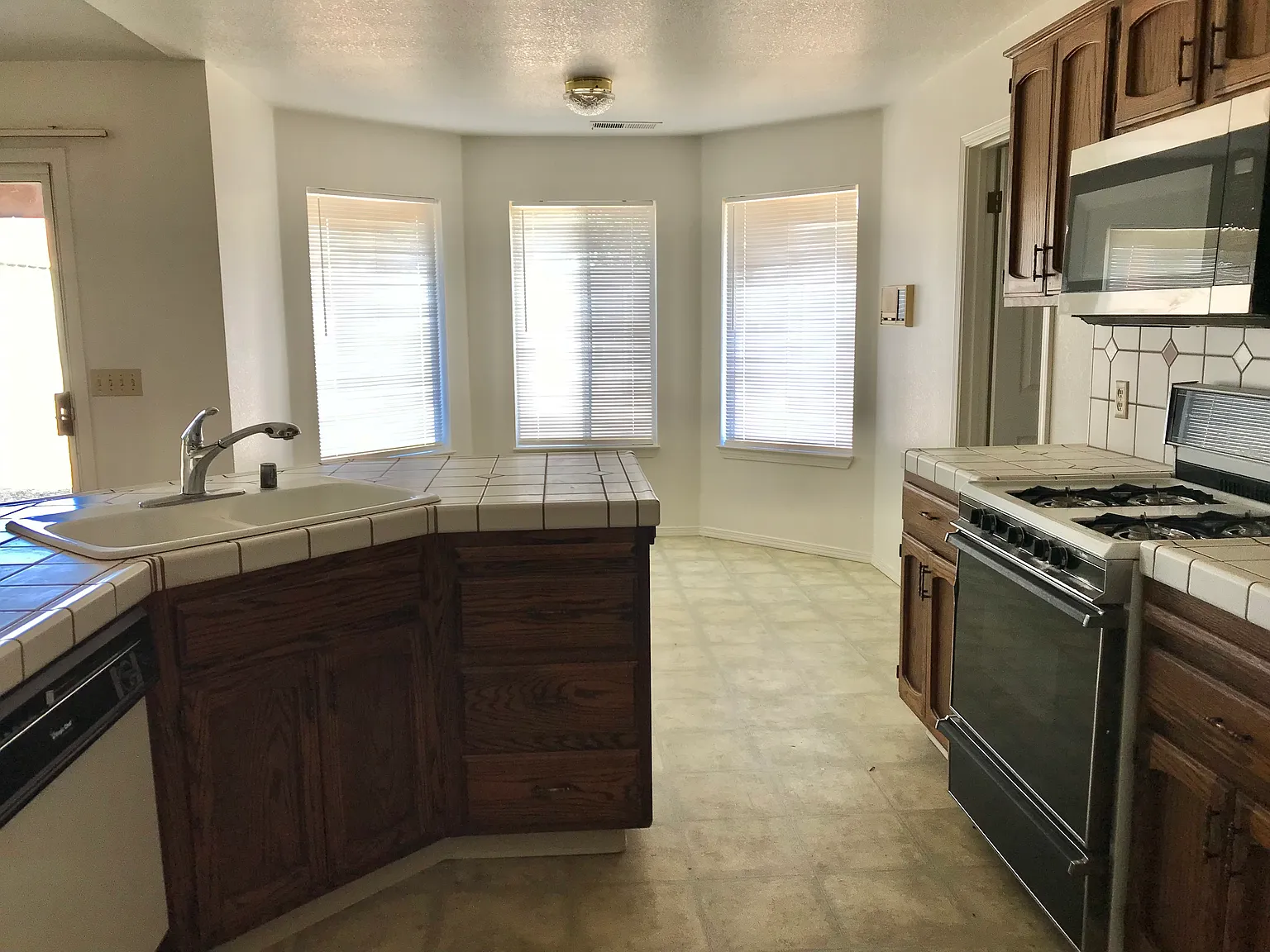 3 bed, 1553 sqft, $2,000 — Photo 3