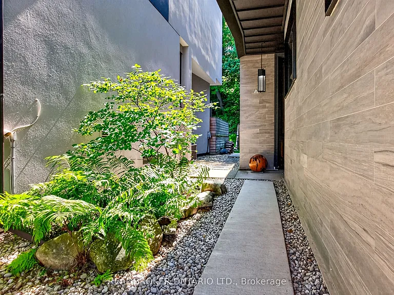90A S Kingsway Way — Photo 1