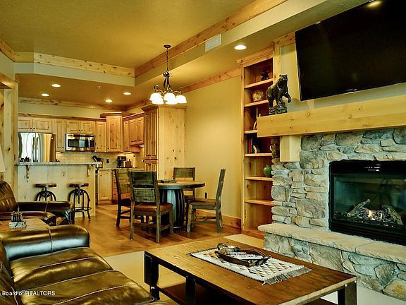 2nd image of 122 Hastings Dr #211