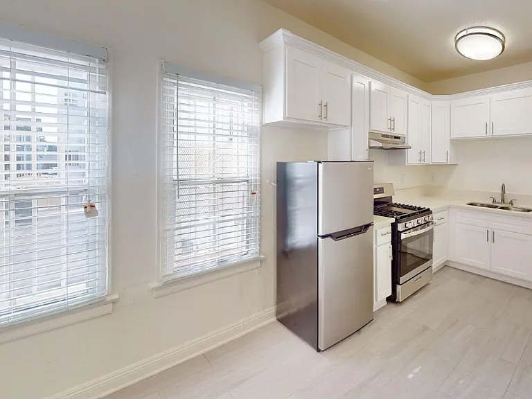15Th - 2731 W. 15th Apts. — Photo 1
