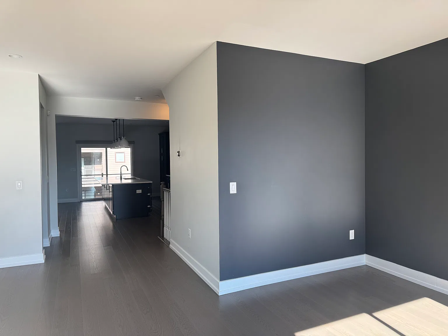 914 Lakeview Ct — Photo 3