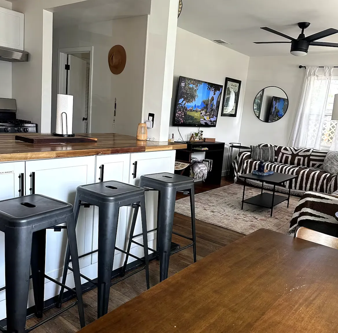 3 bed, 864 sqft, $2,600 — Photo 3