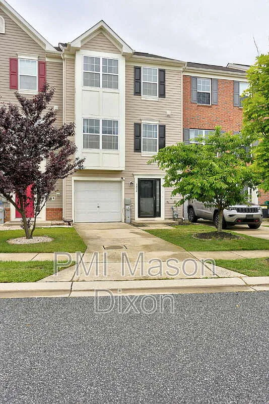 3 bed, 2.5 bath, 2092 sqft, $2,800 — Photo 2