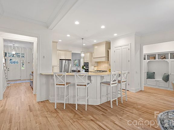 5th image of 129 Hopkinton Dr