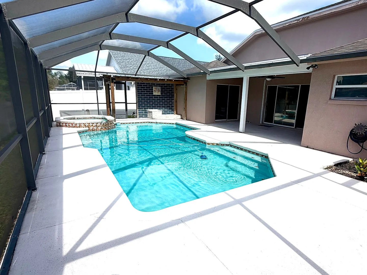 Beautiful 3 Bedroom 2 Bathroom Pool Home in Valrico! — Photo 2