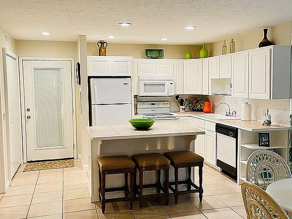 Kitchen & Breakfast Bar