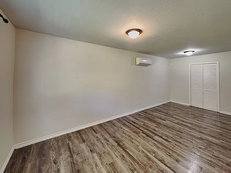 2913 Hunter St — Photo 8