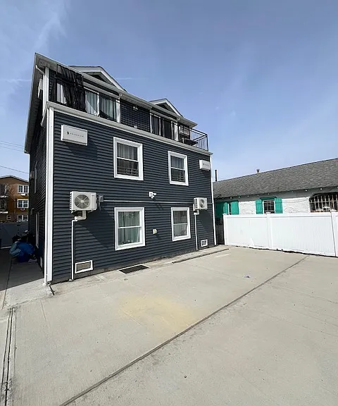 SHARED BACKYARD-PRIVATE AND SAFE