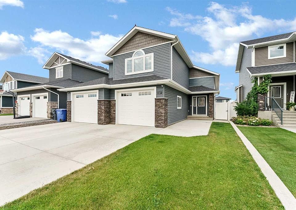 1st image of 127 W Hamptons Cres SE
