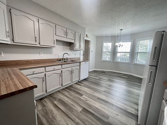 5th image of 100 Hazelwood Dr