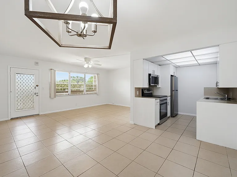 2401 Antigua Cir #J3 — Photo 2