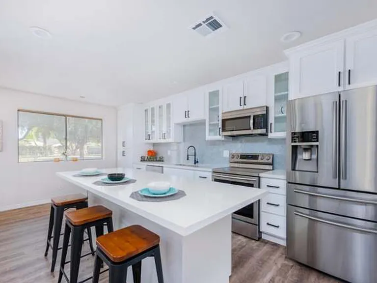 Kitchen with large island