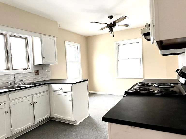 127 W Main St — Photo 24