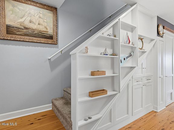 4th image of 301 Dolphin Court