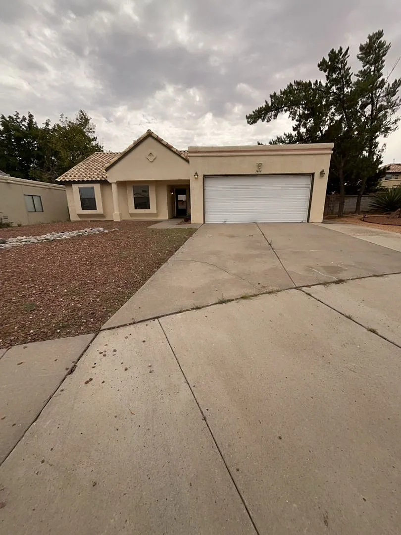 3 Bedroom, 2 Bathroom Home! Schedule a Showing! — Photo 1