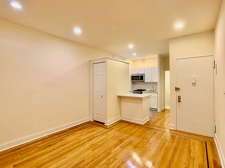 531 W 45th St #4C — Photo 6