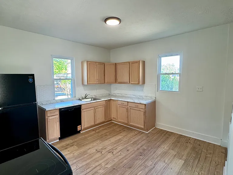 140 Grove Ave — Photo 11