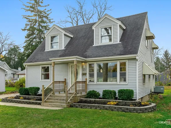 815 Schiller St, Elgin, IL 60123