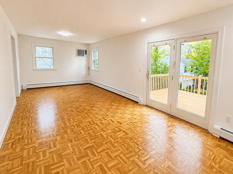 1106 Bromley Ave — Photo 3